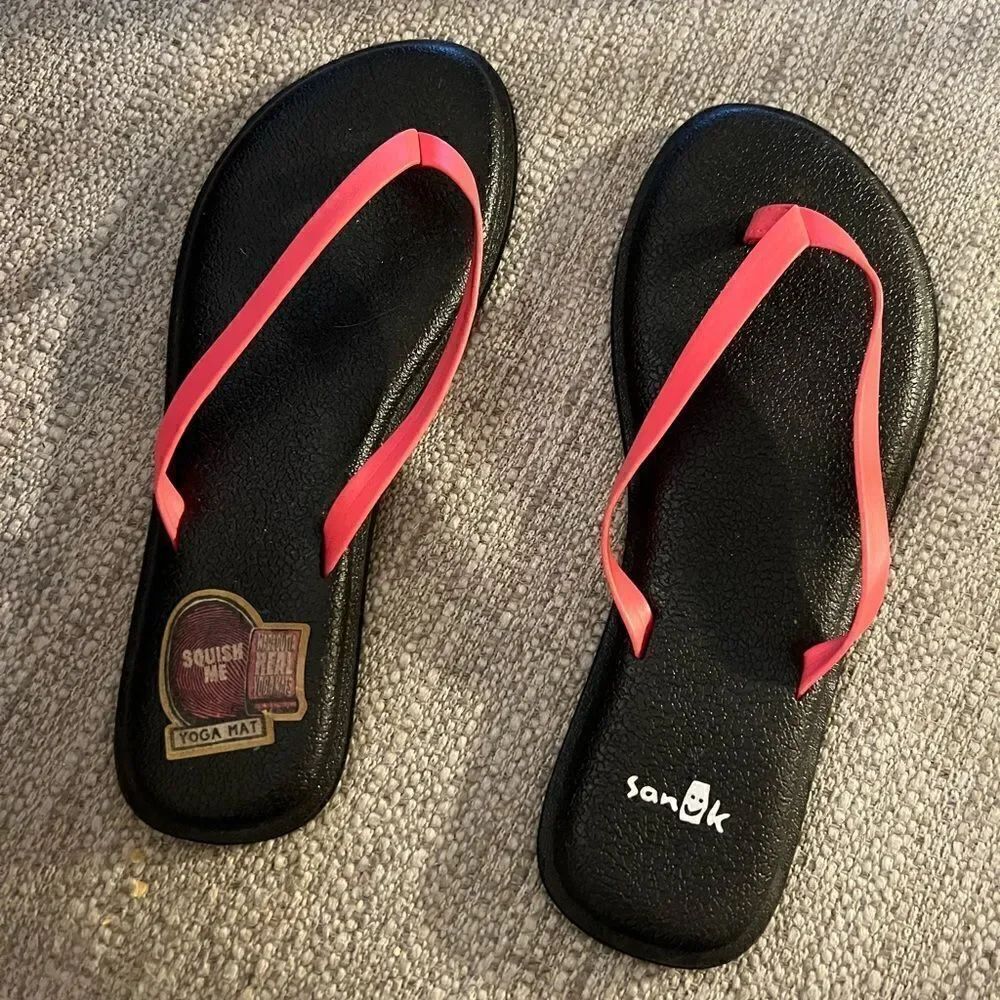 Gorgeous coral pink size 5 Sanuk sandals